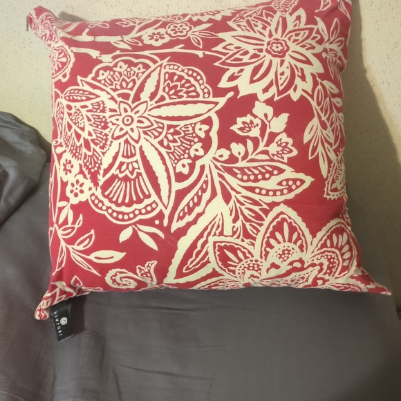 Newport down filled pillow - Picture 2 of 2